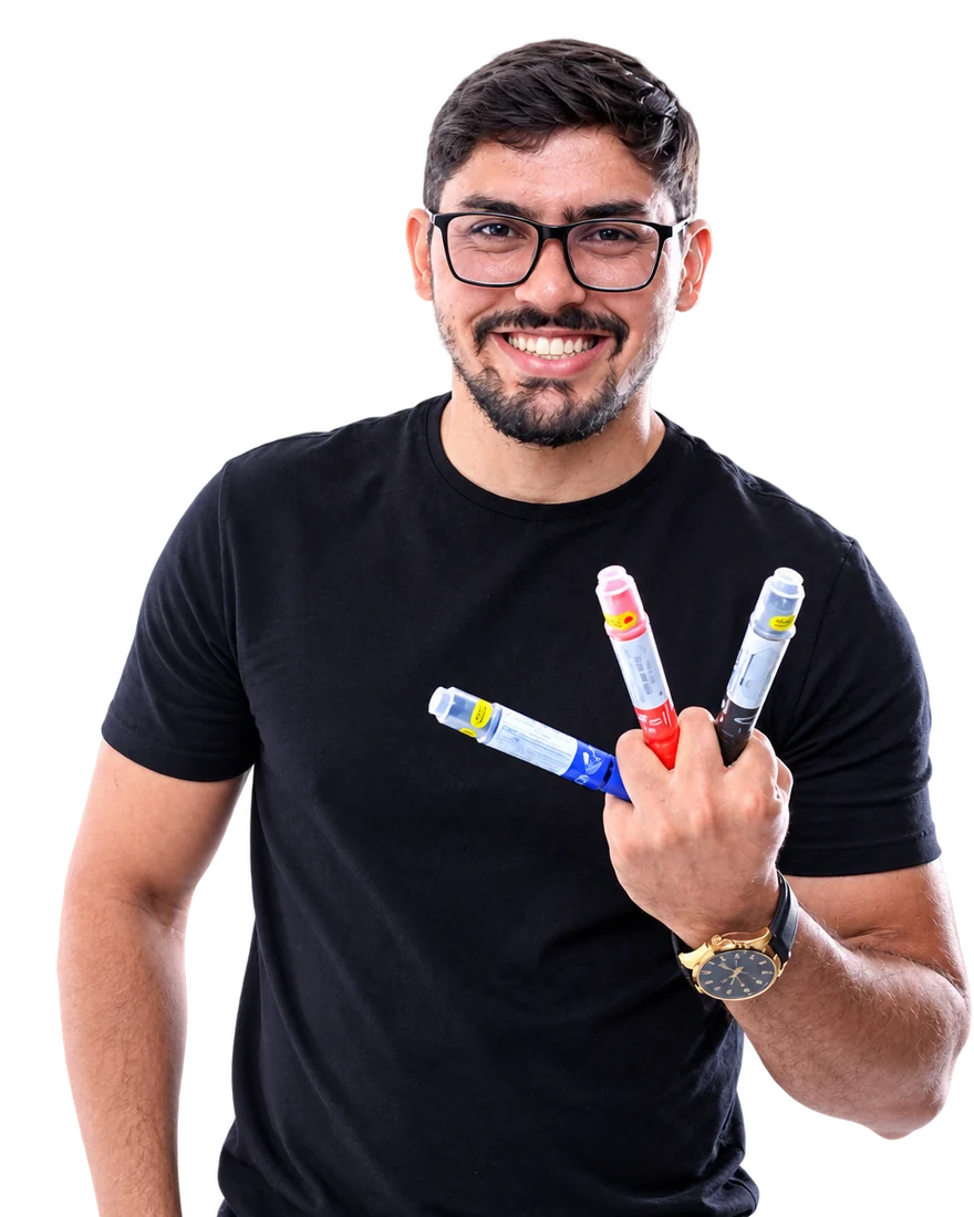 Prof. Wagner Pinheiro sorrindo, de camiseta preta, segurando três pincéis de quadro